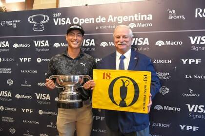 Justin Suh, el campeón del Abierto, junto con Mark Lawrie, director de la R&A para Latinoamérica y el Caribe