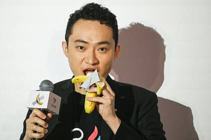 Justin Sun pagó US$6,24 millones por una de las ediciones de "Comedian" y luego la comió
