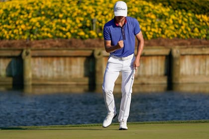 Justin Thomas festeja luego de un putt en el hoyo 17