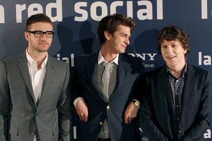 Justin Timberlake, Andrew Garfield y Jesse Eisenberg, durante el estreno de Red Social. Zuckerberg opinó que su vida no tiene tanto drama como muestra la película