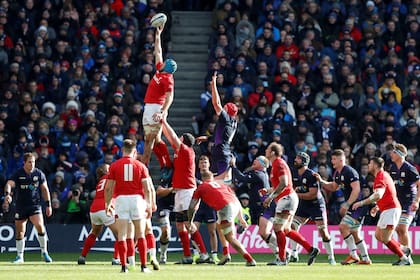 Justin Tipuric gana un line-out en el triunfo de Gales sobre Escocia por 18 a 11 en Edimburgo; el ganador es el único invicto en el Seis Naciones y en caso de superar a Irlanda en Cardiff el próximo sábado será el campeón.