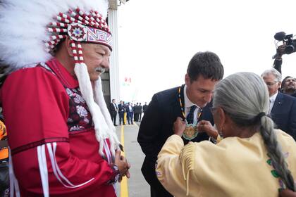 Justin Trudeau es recibido por líderes indígenas mientras aguardaba a Francisco en Quebec