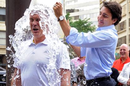 Justin Trudeau le tira el balde de agua helada a Sean Casey en Edmonton, en 2014