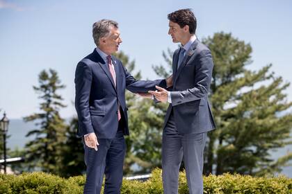 Justin Trudeau, primer ministro de Canadá, conversa con el presidente argentino Mauricio Macri