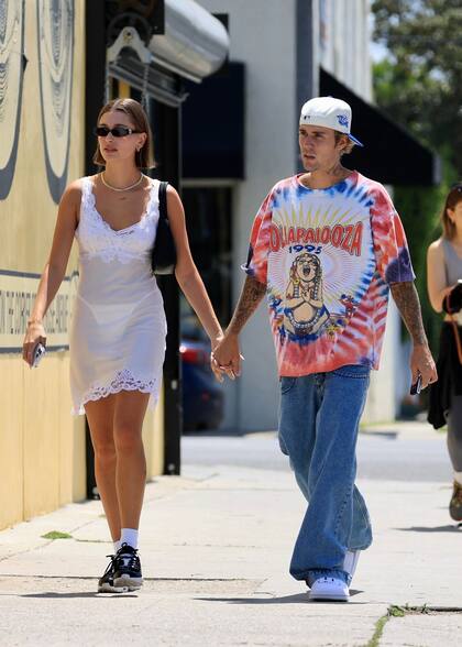 Justin y Hailey Bieber lucen algunos atuendos inspirados en Coachella mientras se toman de la mano en las calles de West Hollywood