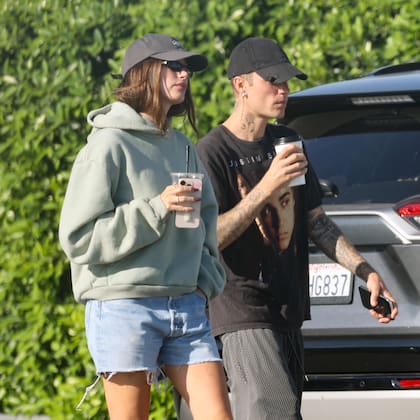 Justin y Hailey Bieber salieron a la calle en Palm Springs, California, un día después de su colapso público. Justin llevaba una remera con la imagen de su álbum Believe de 2012