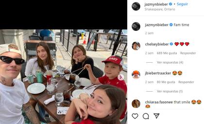 Justin y su esposa Hailey junto a los hermanos menores del cantante