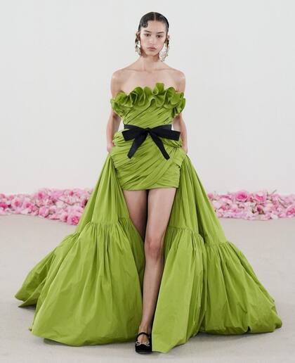 Justina Ageitos con un look de Alta Costura en la pasarela de Giambattista Valli