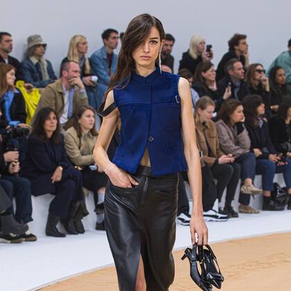 Justina Ageitos, modelo de Look1 Models Management, sobre la pasarela de Courreges