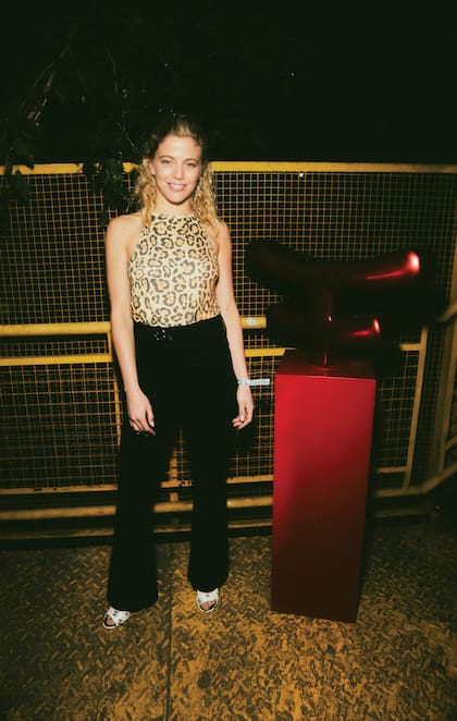 Justina Bustos, con top animal print, aplaudió el show desde el VIP.