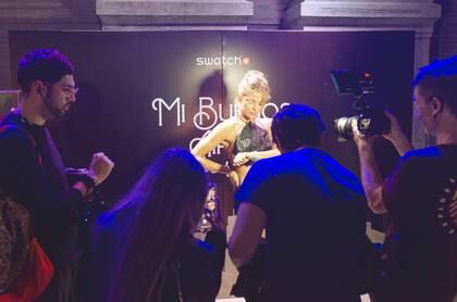 Justina Bustos probó uno de los modelos y se lució con total sofisticación.