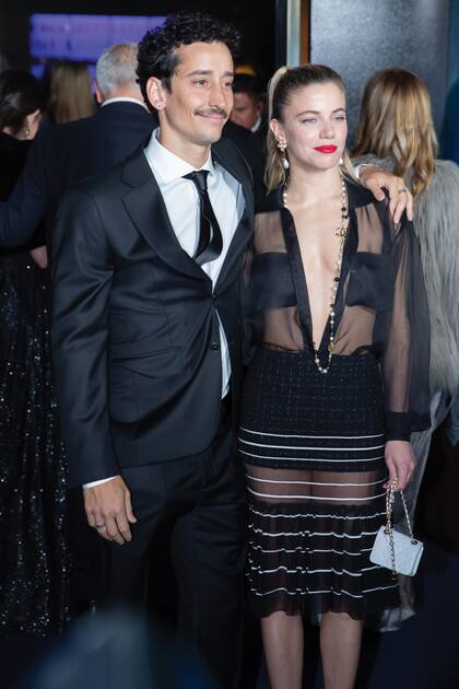 Justina Bustos y su novio, Máximo Pardo. La actriz llevó un vestido de cóctel con transparencias y volados de Chanel.