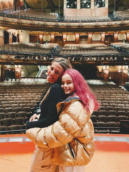 Justina, coordinadora del grupo Teens 2020 junto a Vida Spinetta en el Teatro New Amsterdam recorriendo el backstage de uno de los teatros mas importantes de Broadway.