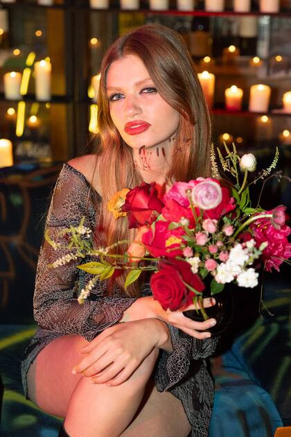 Justina Sálomon quiso posar con las flores que estaban repartidas a lo largo de todo La Dolfina Polo Bar.