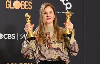 Justine Triet, la directora de Anatomía de una caída, con los dos premios Globo de Oro ganados a principios de enero, todo un anticipo de la notable cosecha de nominaciones al Oscar que obtuvo la película 