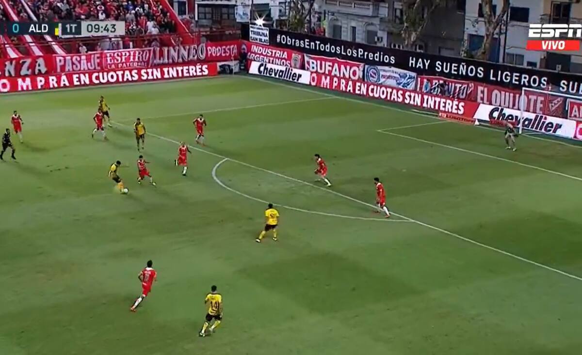 La Nación: El equipo de La Paternal sufre con un hombre menos después de la expulsión de Falcón Pérez