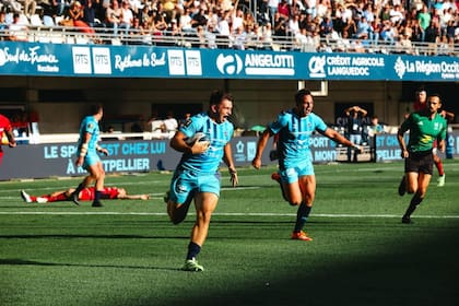 Justo Piccardo apoya un try en su debut en Montpellier, ante Lyon