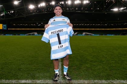 Justo Piccardo, feliz con la camiseta que inmortaliza su debut en Los Pumas; el back se destaca cada sábado en el rugby de Buenos Aires con la camiseta de San Isidro Club.