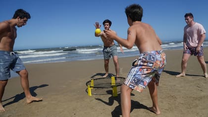 Justo, Tobías, Benjamín, Marcos juegan al spikeball