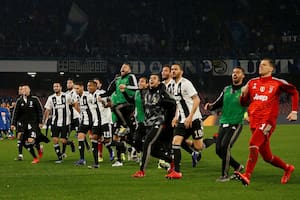 Juventus le ganó 2-1 a Napoli: un golazo, dos expulsiones y polémica con el VAR