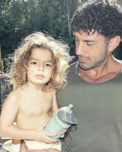 Jwan Yosef, esposo de Ricky Martin, publicó una fotografía junto a Renn, el hijo menor de ambos, y sorprendió a los fanáticos por su parecido con el cantante