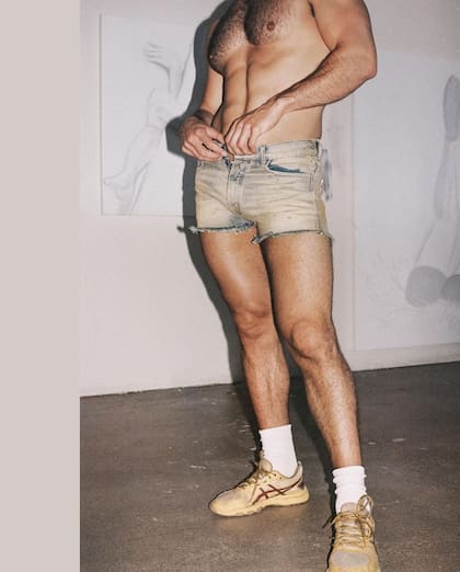 Jwan Yosef lució sus piernas en una sesión de fotos