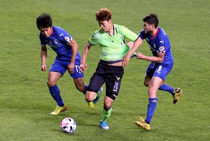 Jeonbuk Motors venció a Suwon Bluewings por 1-0 en el comienzo del campeonato, que estaba pautado para el 29 de febrero.