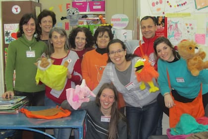 Algunos de los 50 voluntarios de Leyendo Juntos, uno de los programas de la Asociación Civil Dale Vida, que nació en 2008