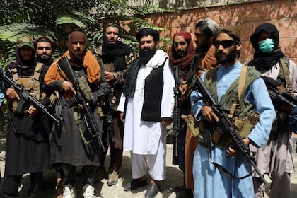 Talibanes posan para una foto en Kabul. (AP Photo/Rahmat Gul)