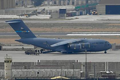 Soldados estadounidenses abordan un avión de la Fuerza Aérea estadounidense en el aeropuerto de Kabul 