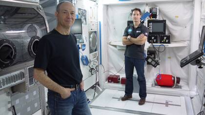 Kac (adelante) en el simulador en el que hace las pruebas de su obra con astronauta Thomas Pesquet