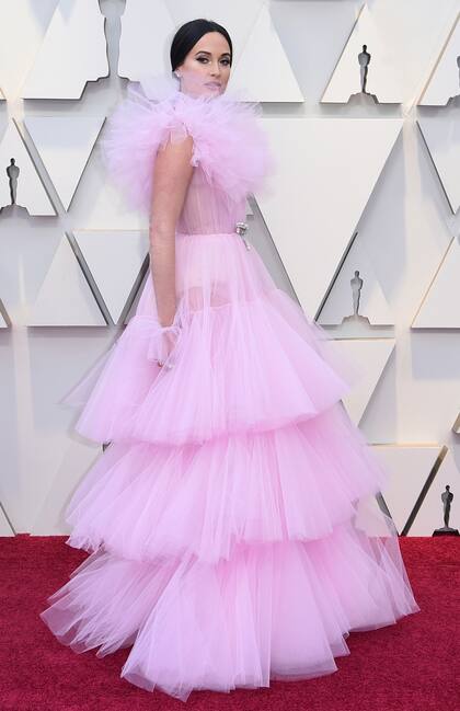 La cantante Kacey Musgraves se sumó a la tendencia con un vestido rosa con capas de tul