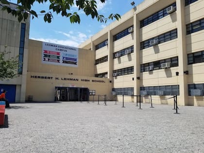 Kacy Claassen, de 28 años, logró inscribirse en la Westchester Square Academy en el Bronx al emplear una combinación de documentos falsos y una historia inventada
