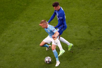 Kai Havertz relojea a Oleksandr Zinchenko, durante la final de la Champions League que disputan Manchester City y Chelsea.