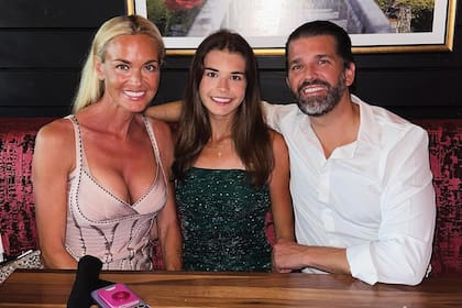 Kai, junto con Donald Junior y Vanessa, sus padres, quienes se divorciaron en 2018. El
primogénito del actual presidente ya oficializó su
relación con la socialité Bettina Anderson.