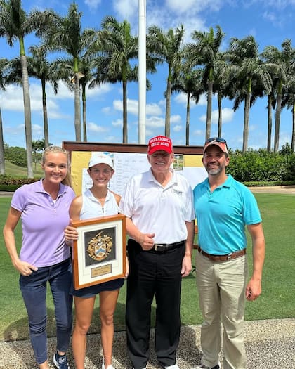 Kai Trump juega al golf junto a su abuelo, Donald Trump.