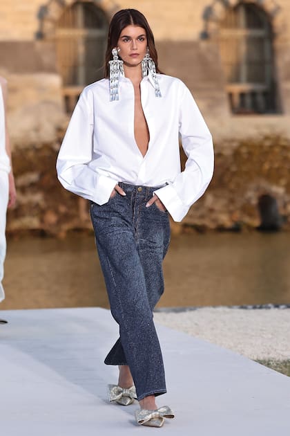 Kaia Gerber en la pasarela del desfile de alta costura de Valentino, en los jardines del Château de Chantilly.