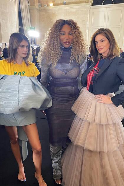 Kaia Gerber recorrió la pasarela lookeada con un top amarillo y una mini falda con péplum y cola asimétrica mientras que Serena Williams usó un vestido ajustado de malla sobre un catsuit con estampado de la colección temática «Spaceship Earth», la última del difunto diseñador.
