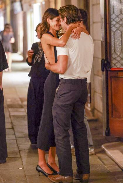 Kaia Gerber se mostró muy enamorada con su nuevo novio, el actor Lewis Pullman, durante una salida en Venecia. La supermodelo de 23 años y la estrella de Thunderbolts no podían dejar de mimarse mientras paseaban juntos en la ciudad italiana, donde viajaron para ser parte del famoso Festival de Cine