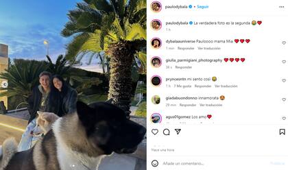 Kaia y Bowen, los perros de la pareja, se "colaron" en la sesión de fotos
