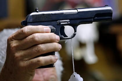 Kaitlin tenía una pistola que había sido comprada tiempo atrás por su novio (AP Photo/Elaine Thompson, File)