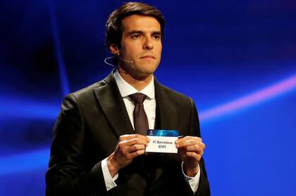 Kaka muestra el cartel de Barcelona en el sorteo de la Champions league