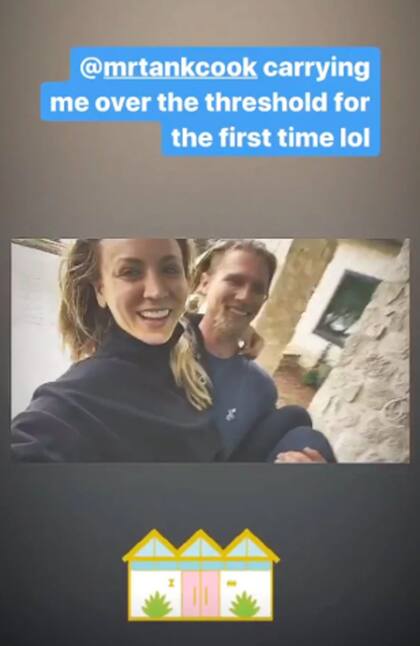 Kaley Cuoco compartió en su historias el momento en que su esposo la alzó para entrar a su nueva casa