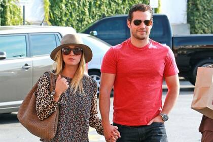 Kaley Cuoco y Henry Cavill, la pareja más ficticia y breve de Hollywood