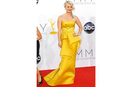 Kaley Cuoco optó por un strappless amarillo para los Emmmy Awards 2012 y completó el look con accesorios minúsculos