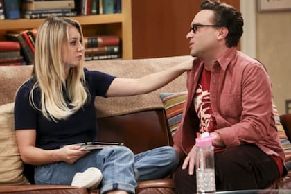 Kaley Cuoco y Johnny Galecki en The Big Bang Theory