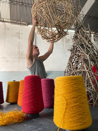Kalil Llamazares creaando su obra con ramas de poda y lanas de Kalpakian