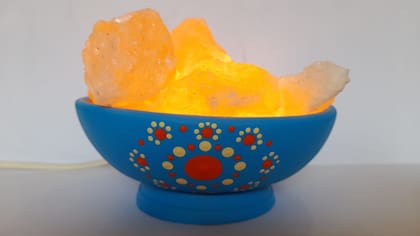 Kalma Lámparas de Sal del Himalaya, el emprendimiento que tiene con su marido.