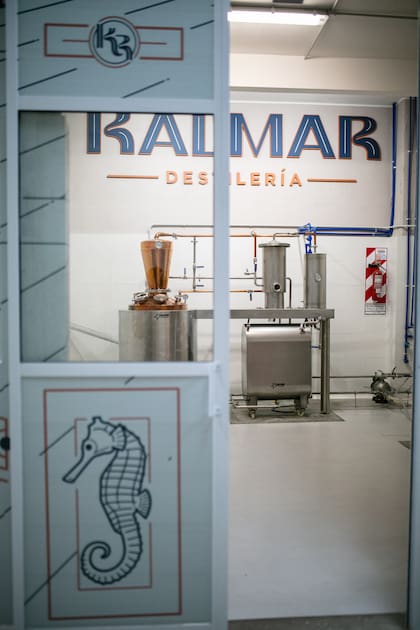 Kalmar es la primera marca de gin de Mar del Plata. Hasta 2020 regía una prohibición para destilar esa bebida en la ciudad.