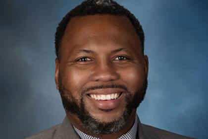 Kam Buckner intentó que las selfies pos electorales no sea ilegales (Foto: Illinois House Democratic Caucus)